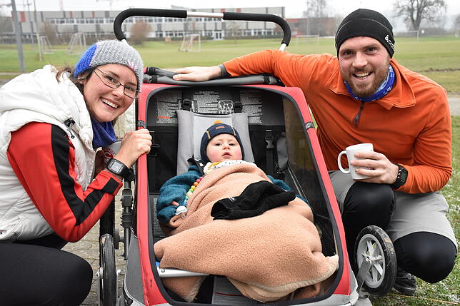 Paul (Mitte) ist mit seinen neun Monaten der jüngste Teilnehmer. Seine Eltern Isabel und Konstantin Mozer haben ihn im Kinderwagen ...