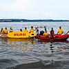 Die Wachmannschaft der DLRG Konstanz präsentiert sich am Freibad Horn mit ihren Schlauchbooten und einem Rettungssurfbrett. Sie ist Teil ...