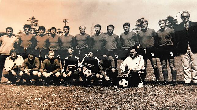 Die erfolgreiche Mannschaft des FC 08 Gottmadingen vor 50 Jahren: (hinten, von links) Trainer Friedhelm Bredow, Günter Pietsch, Winfried ...