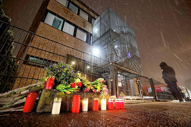 Grablichter und Blumen vor dem Gebäude der Zeugen Jehovas im Hamburger Stadtteil Alsterdorf. Hier starben am Donnerstag acht Menschen.