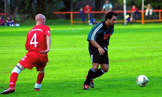 Erinnerungen: Vor 20 Jahren entschied Domenico Montanaro (rechts, gegen Michael Unterberg) das Derby mit dem Treffer zum 1:0-Sieg für ...