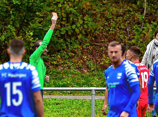 Rote Karte I: Der Fehlgriff von Nico Reichardt (Nr. 19) gegen Tobias Keller blieb Schiedsrichter Stefan Schmidt nicht verborgen. ...
