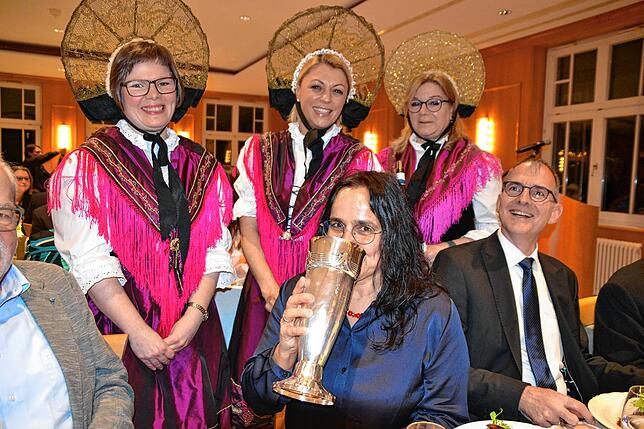 Volker Fredes Ehefrau Mäggi nimmt unter den Augen der drei Trachtenfrauen Nicole Model, Martina Parent und Elisabeth Leiss (v.l.) einen ...