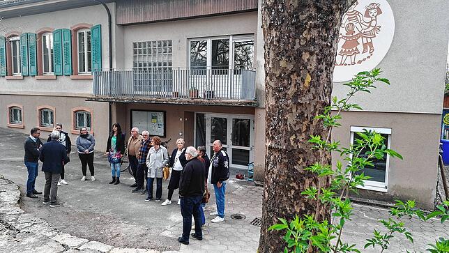 Blick von außen: Der Gemeindrrat bei der Vorbegehung des Kindergartens St. Josef.