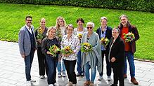 Die Schulleiterin der Zinzendorfschulen, Erdmuthe Terno (vordere Reihe rechts) und der Verwaltungsleiter Tobias Banholzer (links) ...