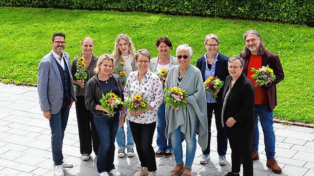 Die Schulleiterin der Zinzendorfschulen, Erdmuthe Terno (vordere Reihe rechts) und der Verwaltungsleiter Tobias Banholzer (links) ...