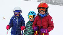 Gäste im Schnee: Tanja, Jasmin und Laura (von links) aus Wurmlingen und Hattingen freuen sich am Schnee am Witthoh.