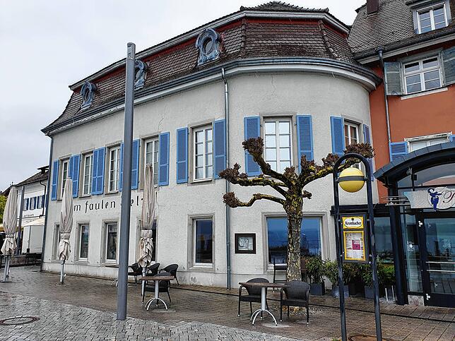 In diesem Gebäude in Überlingen sind unter anderem ein italienisches Restaurant, Wohnungen und eine städtische Kunstgalerie untergebracht.