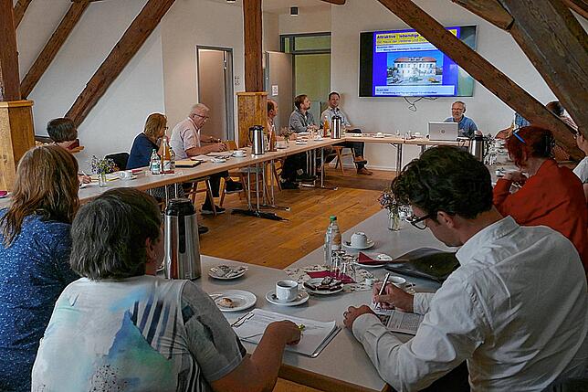 Ortsvorsteher Hubert Stekeler begrüßte die Jury im Haus der Vereine.