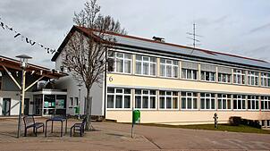 Rückenwind für Grundschule Wald: Schulleiter Walter Beyer ist begeistert vom Förderprogramm des Landes, das Schülern helfen soll, ...
