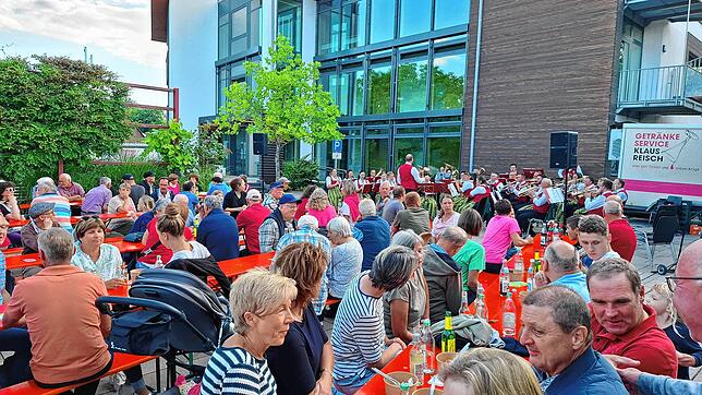 Der MV Homberg-Limpach greift zu den Instrumenten, die Feuerwehrkameradschaft Homberg bewirtet und die Besucher genießen einen lauen ...