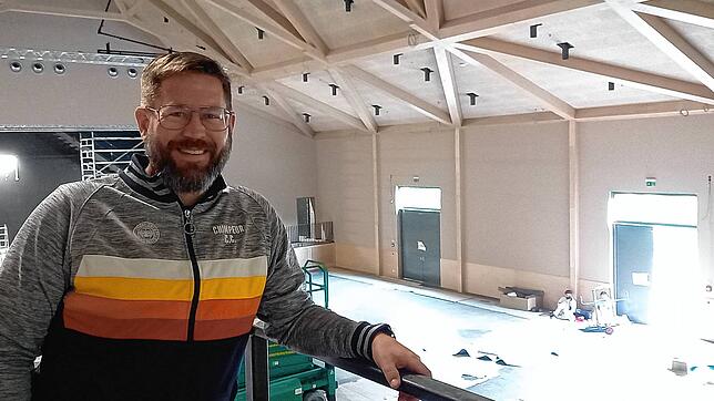 Alexander Kionka vom Architekturbüro Solar-System-Haus GmbH gibt einen Überblick über die Arbeiten an der neuen Scheffelhalle und ...