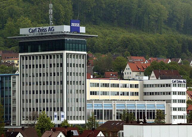 Blick auf das Zeiss-Werk und das umgebaute Verwaltungshochhaus von Carl Zeiss im Stammwerk in Oberkochen im Jahr 2005.