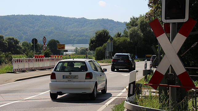 Noch kann der Verkehr fließen, doch die Absperrungen stehen schon bereit: Am Montag, 2. September, wird der Bahnübergang in Espasingen ...