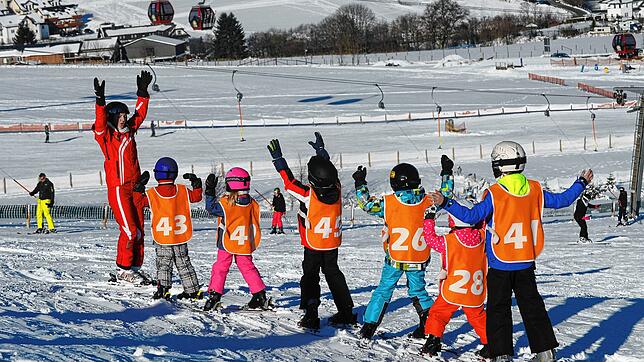 Kinder bei einem Skikurs &ndash; für kleine Kinder sind die Regeln noch recht einfach, bei älteren wird es in Österreich deutlich ...