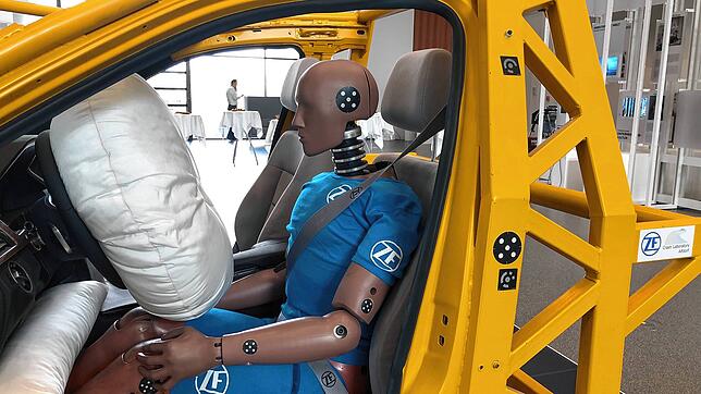 Ein Dummie in einem ZF-Prüfstand. ZF will das Airbag-Geschäft an die Börse bringen oder an einen Partner verkaufen. Die Ausgleiderung ...