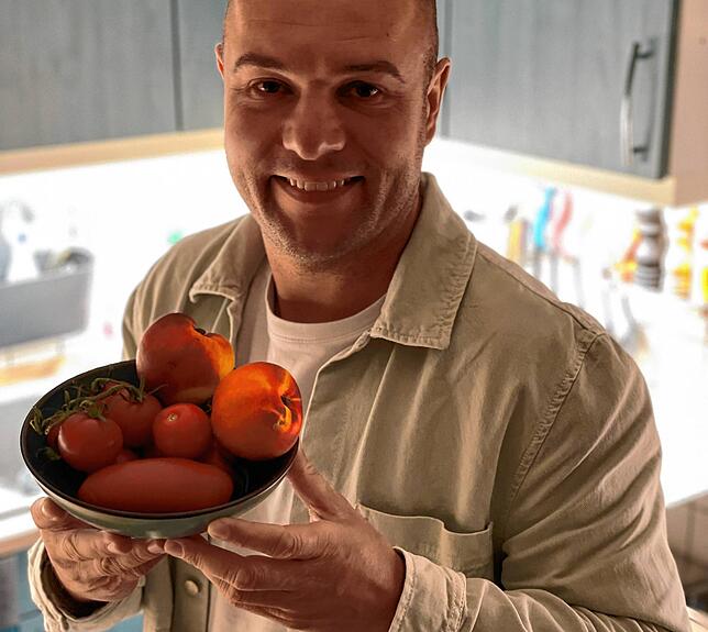 Matthias Güntert mit Zutaten für Nektarinensalsa.