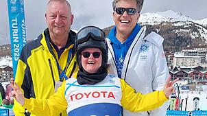Sabrina (Mitte) und ihr Vater Bruno Schneider (rechts) treffen auf Timothy Shriver, den Sohn der Gründerin von Special Olympics. Er ist ...