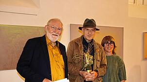 Bei der Eröffnung der neuen Ausstellung im Städtischen Museum Engen (von links): Kunstprofessor Martin Oswald, Künstler Martin Fausel ...