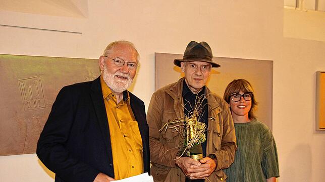 Bei der Eröffnung der neuen Ausstellung im Städtischen Museum Engen (von links): Kunstprofessor Martin Oswald, Künstler Martin Fausel ...