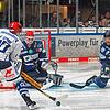 Die Schwenninger Wild Wings um Tylor Spink (links) feiern in der Partie gegen die Iserlohn Roosters ihren ersten Saisonsieg.