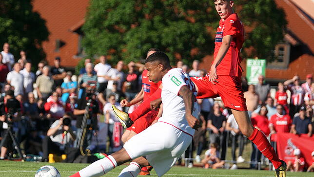 Der Bad Dürrheimer Abdullah Cil (rechts) versucht, Kölns Jhon Cordoba am Torschuss zu hindern. Der Bundesligist aus der Domstadt ...