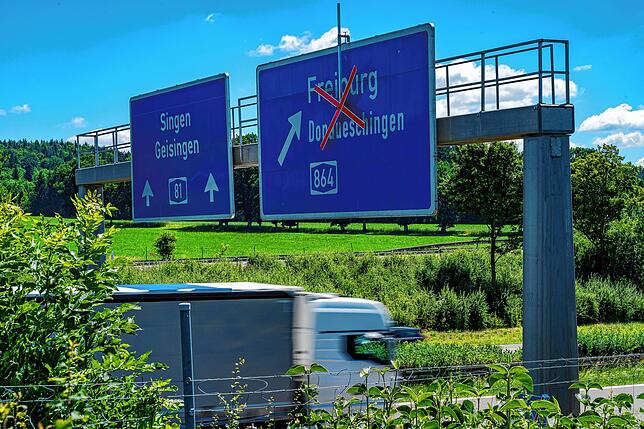 Die Sperrung ist kaum zu übersehen. Die Umleitungsstrecke ist ausgeschildert.