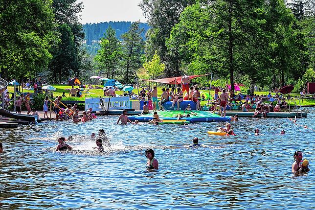 Badespaß für Groß und Klein im St. Georgener Klosterweiher im Juni 2022 .