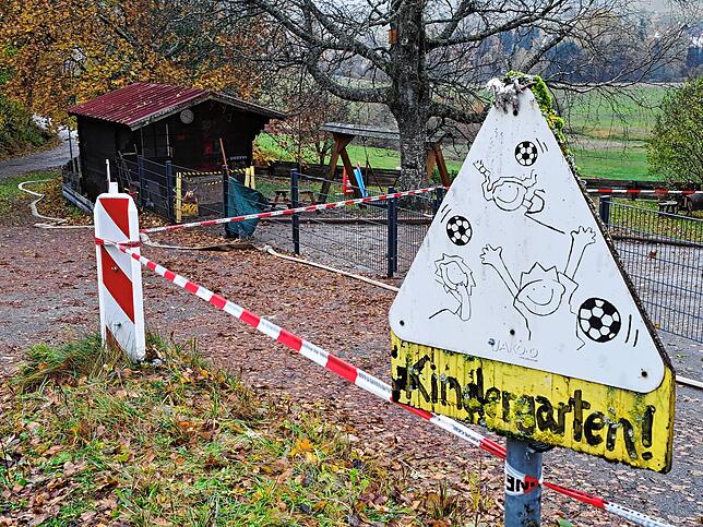 Der Kindergarten Wespennest in Herrischried muss heute wegen des Brandes geschlossen bleiben. Am kommenden Montag soll der Betrieb ...