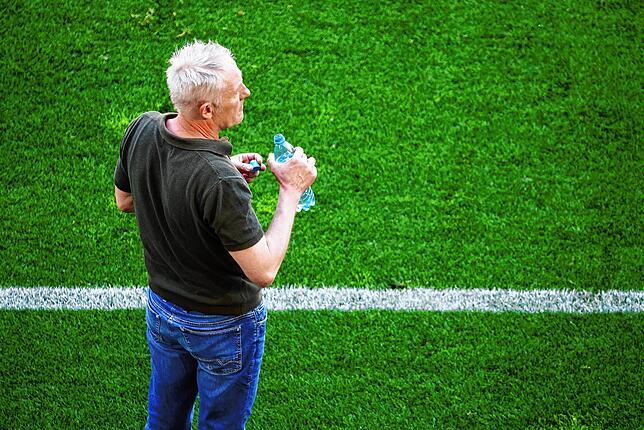 Freiburgs Cheftrainer Christian Streich steht am Spielfeldrand.