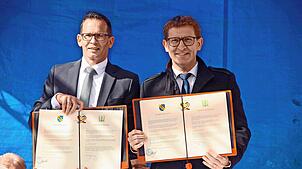 Unterschrieben und besiegelt werden die Urkunden zur Erneuerung der Partnerschaft zwischen Morteau und Vöhrenbach nach 50 Jahren von den ...