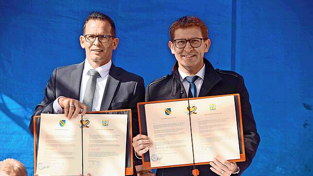 Unterschrieben und besiegelt werden die Urkunden zur Erneuerung der Partnerschaft zwischen Morteau und Vöhrenbach nach 50 Jahren von den ...