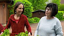 Rita Huf (rechts) hat die Bonndorfer Pflanzentauschbörse ins Leben gerufen, Andrea Klaus aus Ebnet führt sie fort. Foto: Scheu