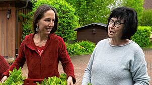 Rita Huf (rechts) hat die Bonndorfer Pflanzentauschbörse ins Leben gerufen, Andrea Klaus aus Ebnet führt sie fort. Foto: Scheu