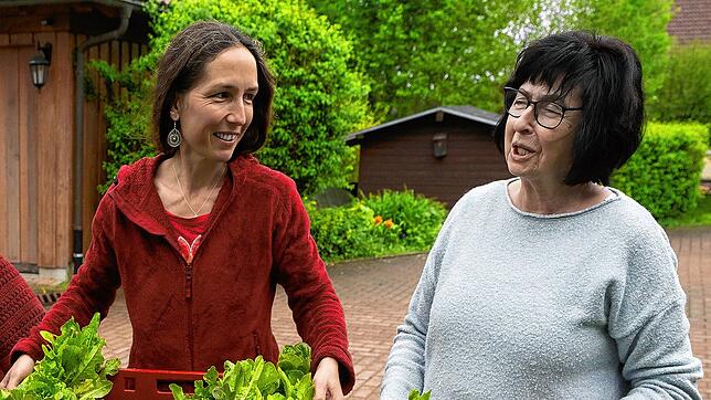 Rita Huf (rechts) hat die Bonndorfer Pflanzentauschbörse ins Leben gerufen, Andrea Klaus aus Ebnet führt sie fort. Foto: Scheu