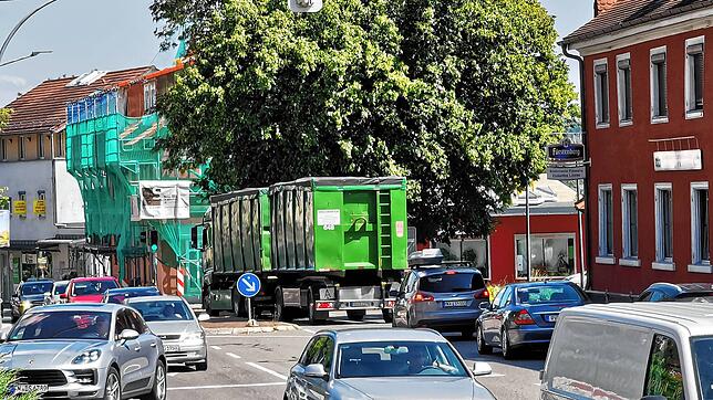 Die B-33-Ortsdurchfahrt Markdorf. Um deren Entlastung geht es beim Vorhaben Südumfahrung. Die Gegner des Projektes haben rund 1200 ...