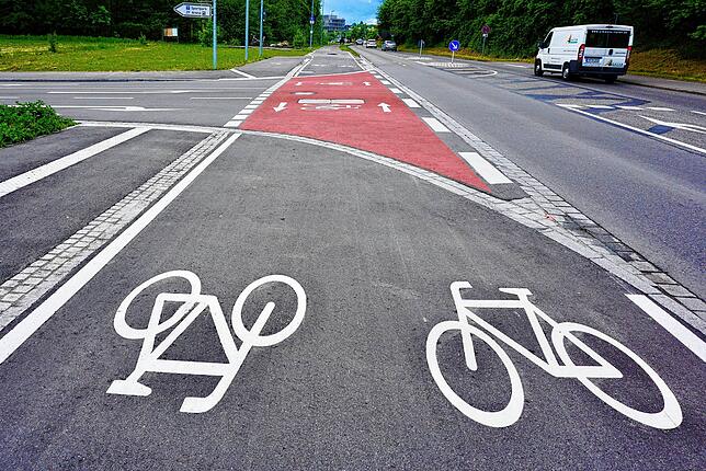 Am Sportpark endet heute der Veloring von Osten kommend. Am Ende der Straße ist der Colsmanknoten.