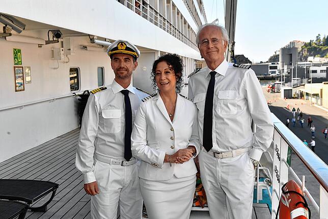 Auch auf der Reise nach Namibia kann sich Kapitän Max Parger (Florian Silbereisen, von links) auf Hoteldirektorin Hanna Liebhold ...