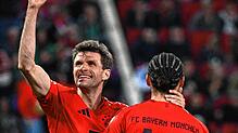 Münchens Leroy Sané (r) feiert seinen Treffer zum 1:3 mit Münchens Thomas Müller.