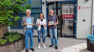 Auf die Vergabe der Startnummern an Läufer des Stadtfestlaufs und hoffentlich viele Anmeldungen freuen sich (von links): Hansjörg ...