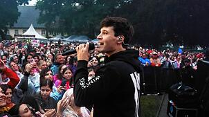 Extrem publikumsnah: Wincent Weiss begeistert am Sonntagabend 4500 Fans im Schlosspark beim Salem Open Air.