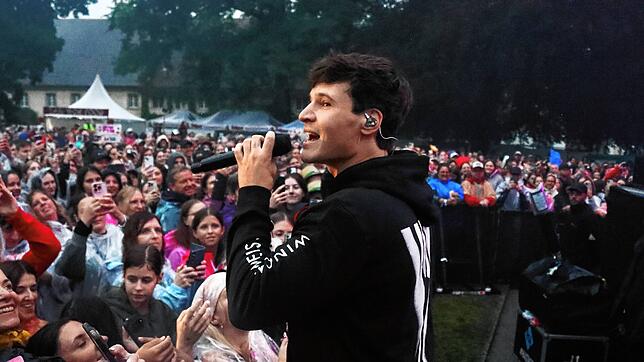 Extrem publikumsnah: Wincent Weiss begeistert am Sonntagabend 4500 Fans im Schlosspark beim Salem Open Air.