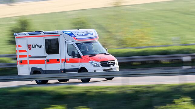 Mit dem Rettungswagen wird der Verletzte ins Krankenhaus gebracht, dort stirbt er. (Symbolbild)