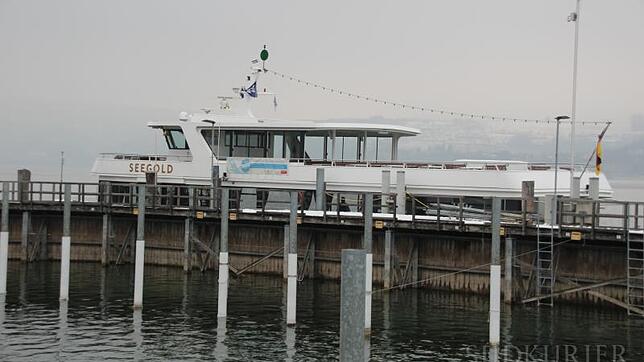 Die Seegold von Personenschifffahrt Giess und Giess liegt momentan im Wallhauser Hafen. Mechaniker kümmern sich um einen technischen ...