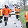 Weil das Wasser aus dem Löschteich nicht zugänglich ist, verlegt die Feuerwehr Nordhalden eine Leitung vom nächsten Hydranten an den ...