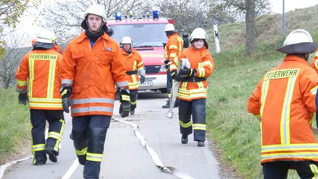 Weil das Wasser aus dem Löschteich nicht zugänglich ist, verlegt die Feuerwehr Nordhalden eine Leitung vom nächsten Hydranten an den ...