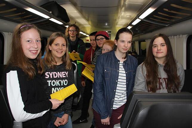 Auf der Zugfahrt nach Stuttgart übten die Walder Sternsinger das Lied, das sie beim Empfang durch den Ministerpräsidenten vorsingen ...