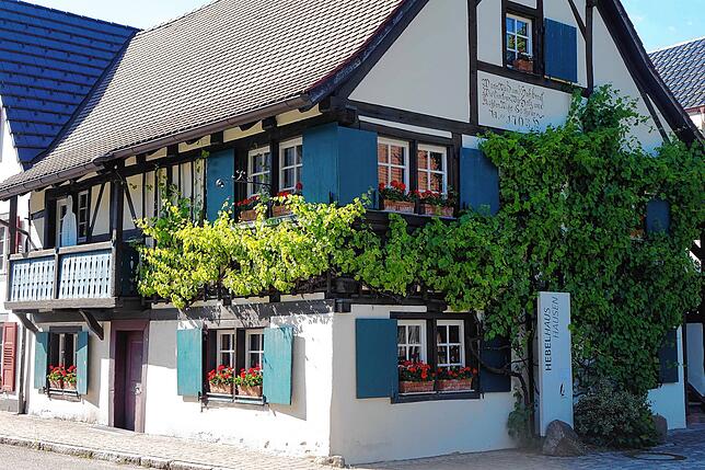 Schmucke Idylle: Das Haus, in dem der Dichter Johann Peter Hebel mit seiner Mutter seine Kindheit und Jugend verbrachte und das heute ...