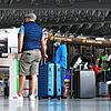 Flugreisende stehen in Terminal 1 des Frankfurter Flughafens am Check-in-Schalter von Air Canada an. Die Reisewarnung für 27 europäische ...