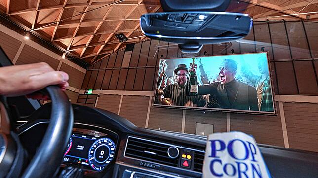 Autokino: 10&nbsp;000 Quadratmeter Fläche, eine Leinwand und der Ton kommt übers Autoradio &ndash; knapp fünf Wochen wurden im Frühjahr ...